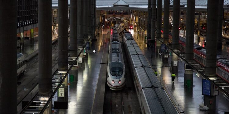 Renfe lanza billetes entre Madrid y Galicia por 25 euros tras el nuevo retraso de los trenes Avril