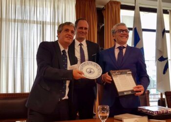 Armadores vigueses estrechan sus vínculos con puertos de Uruguay