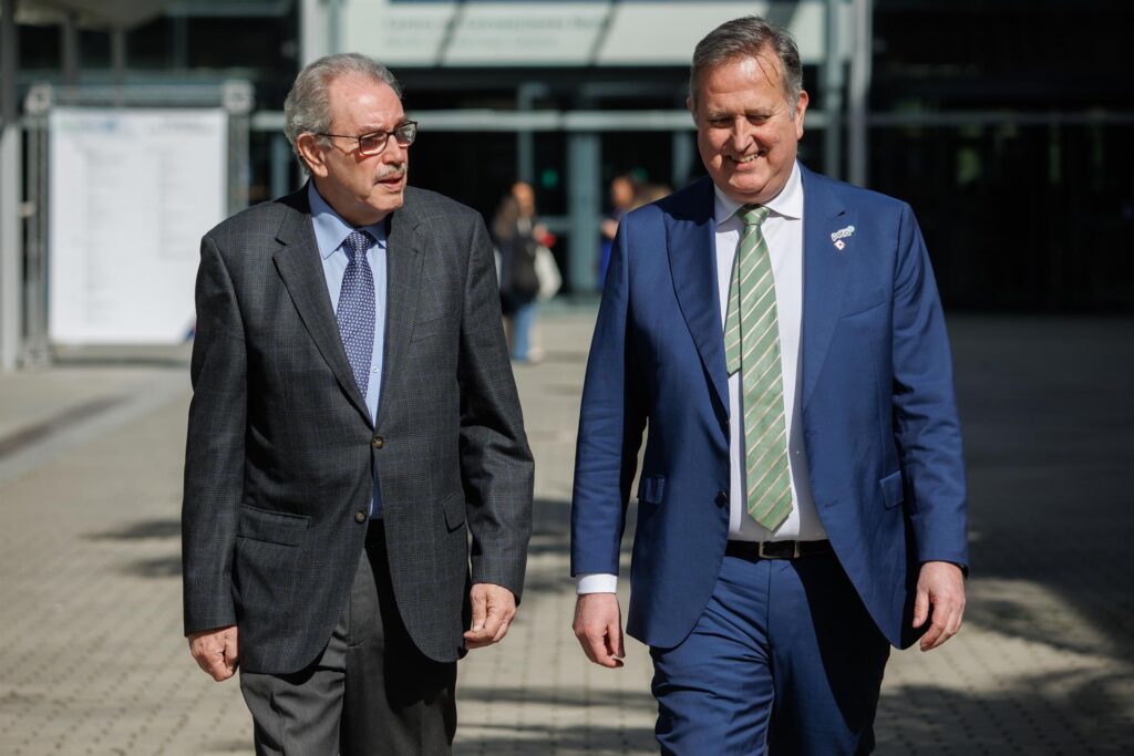 El investigador del CSIC, Vicente Larraga (i), y el director general de Petia, Ricardo Troncoso (d), durante la presentación de una vacuna animal en Iberzoo + Propet, la Feria internacional para el profesional del animal de compañía, en IFEMA - Alejandro Martínez Vélez - Europa Press