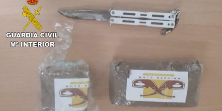 Detenido en Bueu por ocultar 150 gramos de hachís bajo el asiento del coche