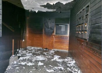 Trasladan al hospital a una octogenaria con problemas respiratorios tras un incendio en el portal de su edificio