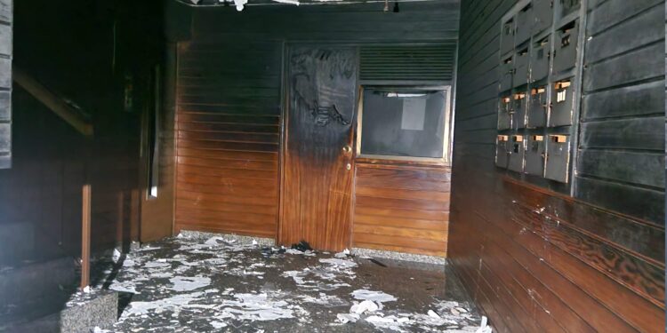 Trasladan al hospital a una octogenaria con problemas respiratorios tras un incendio en el portal de su edificio