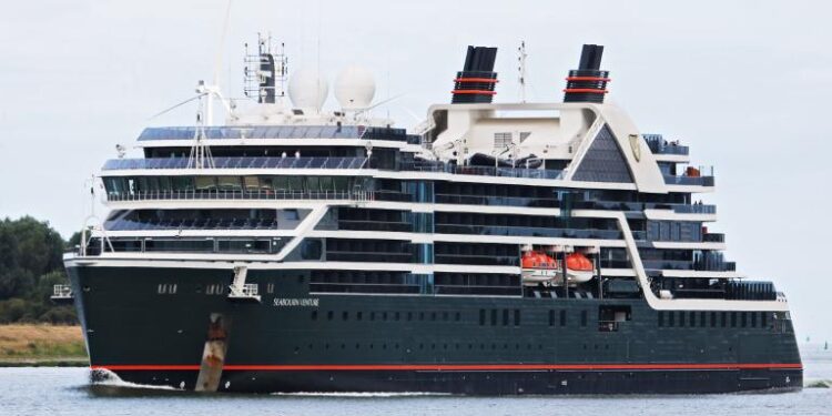 El crucero de lujo ‘Seabourn Venture’ hace escala en Vigo