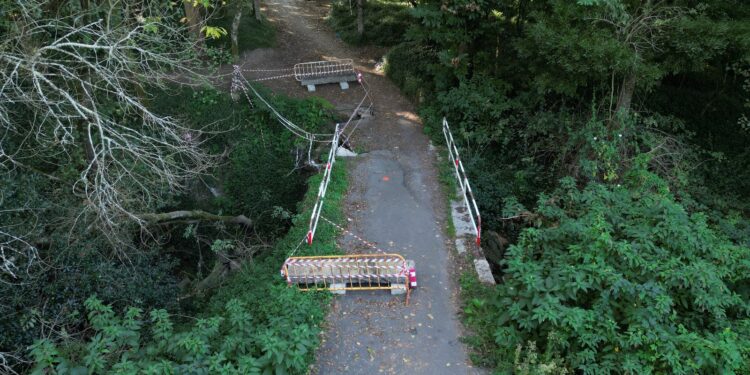 Comezan as obras de reconstrucción da ponte sobre o regato Fonte do Febreiro en Paramos