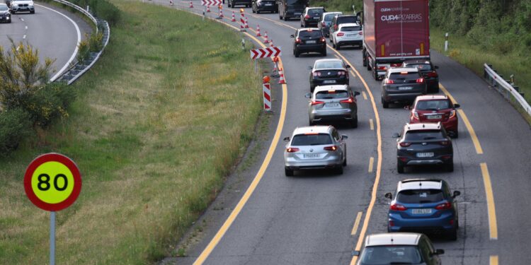 El tormento de la A-52 continúa: aluvión de regreso a Vigo con retenciones kilométricas por un corte