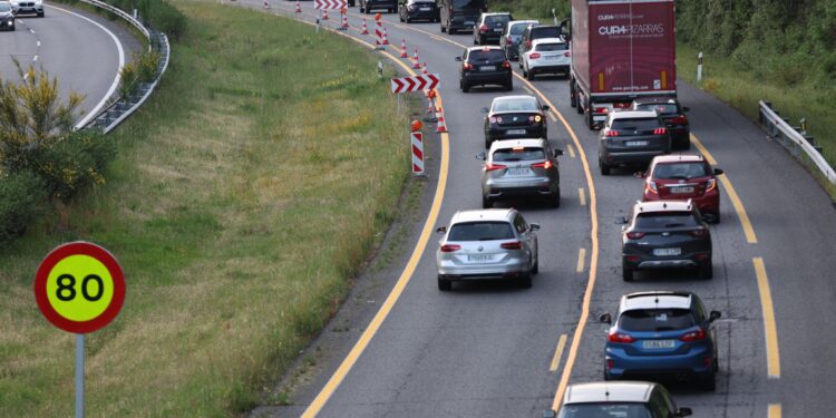 El tormento de la A-52 continúa: aluvión de regreso a Vigo con retenciones kilométricas por un corte