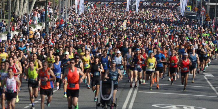 Así fue la Vig-Bay 2024: el resumen de la media maratón con calor, tambores y militares