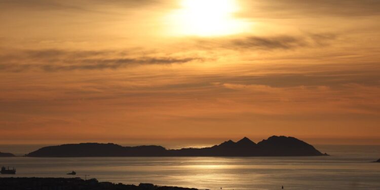 El sol y el calor llenan Cíes, pero aún hay cupo a Ons desde Vigo: horario y precios