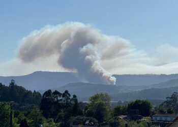 El humo de un incendio en Rois se extiende por las Rías Baixas