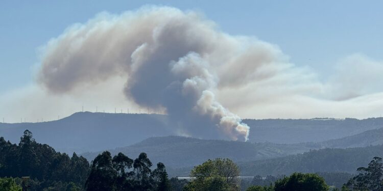 El humo de un incendio en Rois se extiende por las Rías Baixas