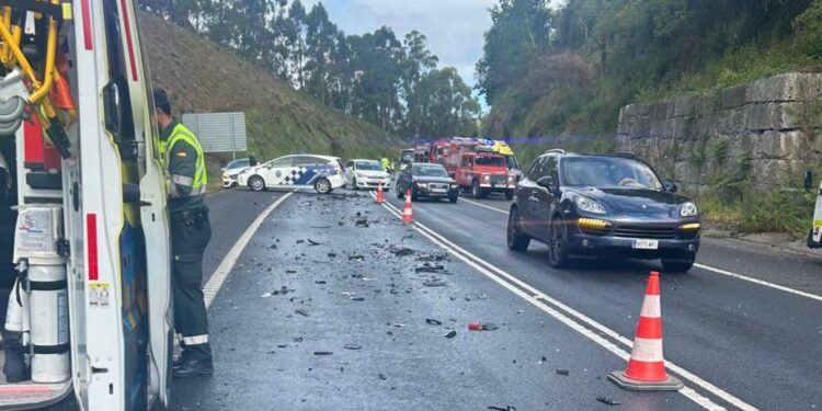 Muere un hombre de 90 años en una colisión entre dos coches en la Autovía del Morrazo
