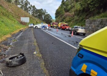Accidente grave en Coiro: seis personas rescatadas, dos niños, tras un choque frontal