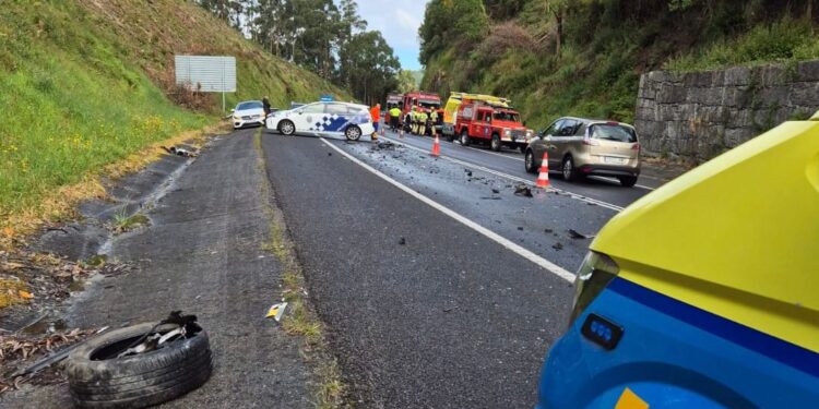 Accidente grave en Coiro: seis personas rescatadas, dos niños, tras un choque frontal