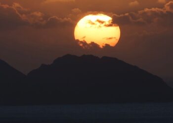 Así fue el atardecer eclipsado sobre el cielo de Vigo