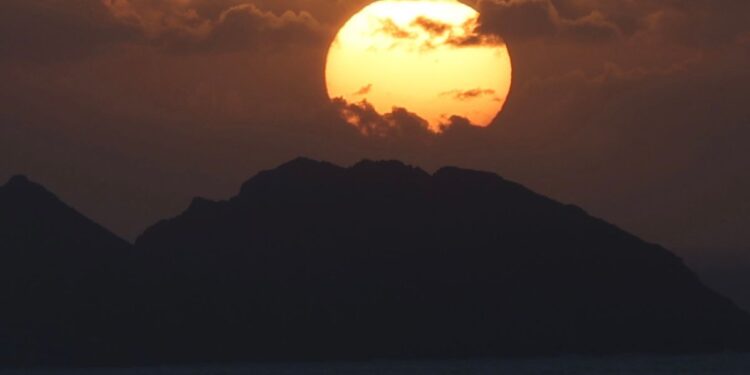 Así fue el atardecer eclipsado sobre el cielo de Vigo