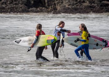 Más de 120 jóvenes surfistas se dan cita este fin de semana en Patos
