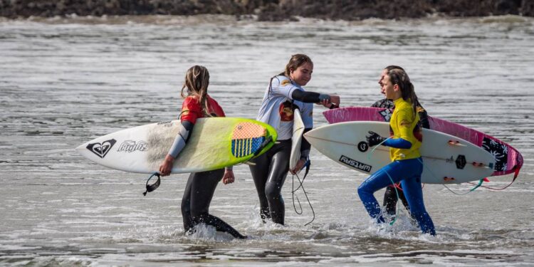 Más de 120 jóvenes surfistas se dan cita este fin de semana en Patos