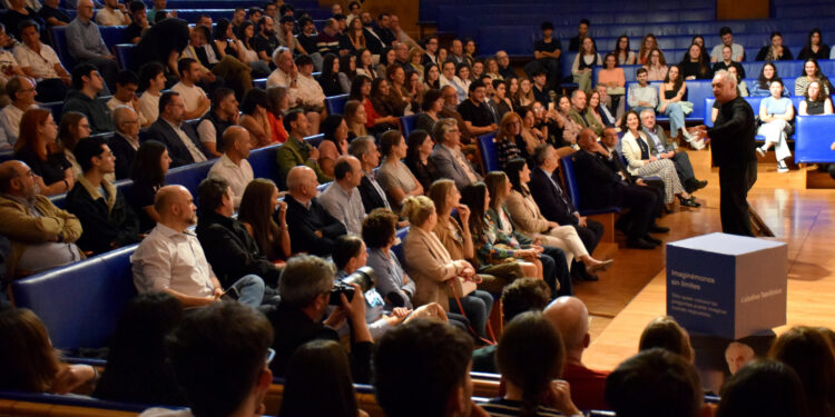 Ferran Adrià despierta el entusiasmo entre los alumnos de la Universidade de Vigo