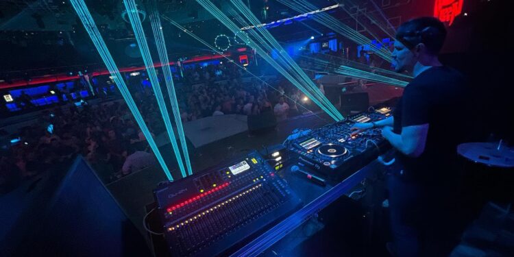 Los hosteleros premian los 40 años de trayectoria de la discoteca Queen