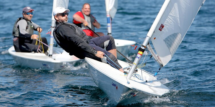 El Liceo de Bouzas confirma 100 barcos el fin de semana en la Ría de Vigo de la Clase ILCA