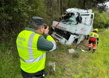 Herido el conductor de un camión que se salió de la vía en la A-52 en Ponteareas
