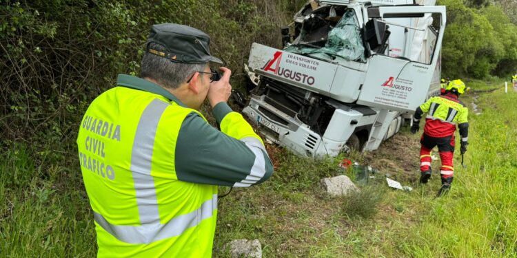 Herido el conductor de un camión que se salió de la vía en la A-52 en Ponteareas