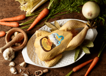 El pollo del Pazo de Pías se hace un hueco en el mercado gourmet