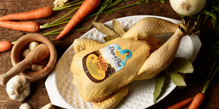 El pollo del Pazo de Pías se hace un hueco en el mercado gourmet