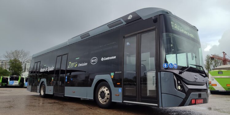 Vitrasa prueba un nuevo bus eléctrico por las calles de Vigo