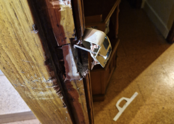 Detenido tras agredir a su expareja y destrozar a golpes la puerta de su piso