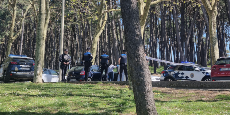 Hallan el cadáver de una mujer en el interior de un coche estacionado en Samil