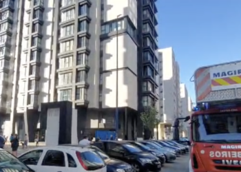 Susto en Navia tras un conato de incendio en un quinto piso que ayudaron a sofocar los vecinos