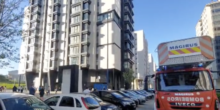 Susto en Navia tras un conato de incendio en un quinto piso que ayudaron a sofocar los vecinos
