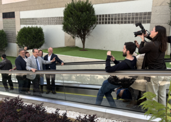 Inauguración festiva (reverencia incluida) de Caballero en Travesía de Vigo