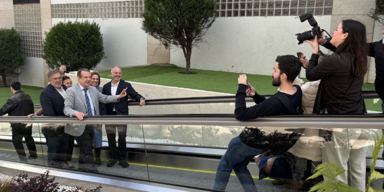 Inauguración festiva (reverencia incluida) de Caballero en Travesía de Vigo