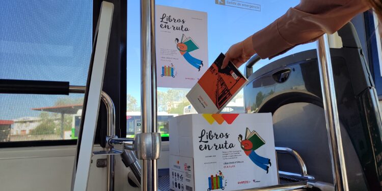 Los buses de Vitrasa, ´bibliotecas sobre ruedas´ por el Día del Libro