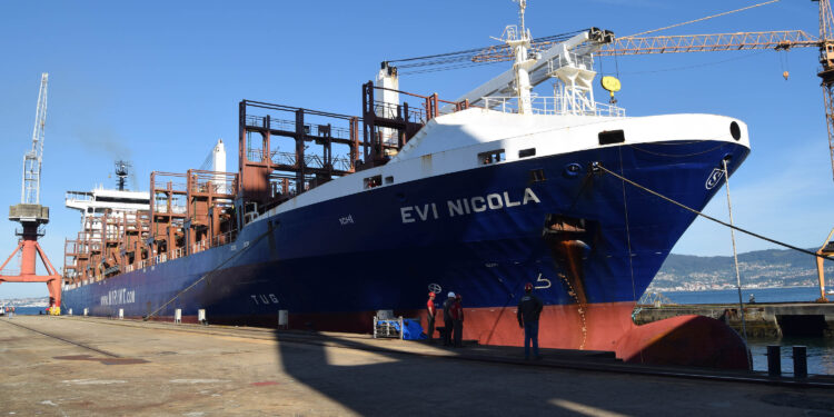 El portacontenedores ‘EVI Nicola’ recibirá asistencia mecánica en el Astillero San Enrique