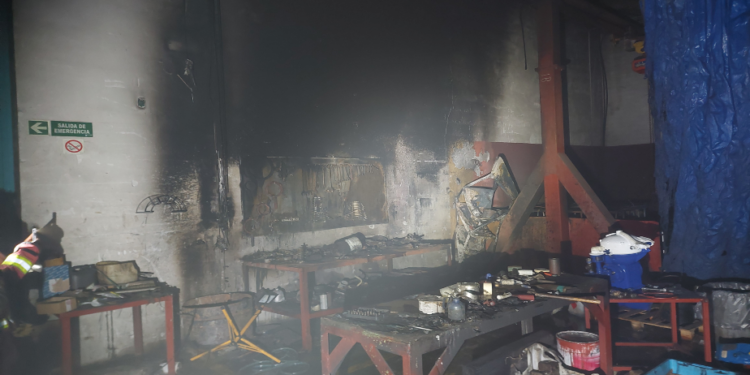 Un incendio calcina un taller en Bembrive