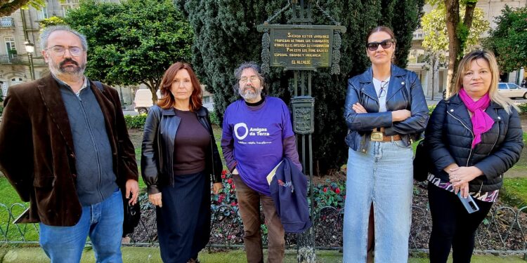 Vecinos y colectivos ecologistas, unidos en Vigo contra la «violencia arboricida»