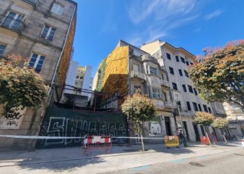 La Policía Nacional «vigila» la limpieza de un piso repleto de basura en pleno centro de Vigo