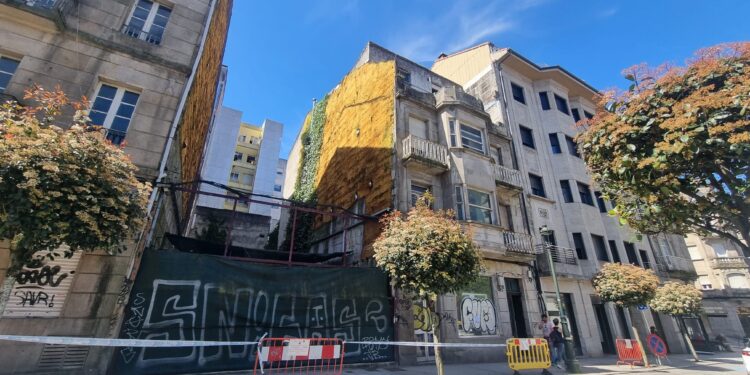 La Policía Nacional «vigila» la limpieza de un piso repleto de basura en pleno centro de Vigo