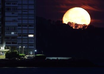 Espectacular Luna Rosada sobre la ría de Vigo