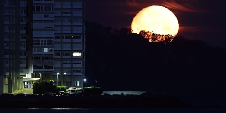 Espectacular Luna Rosada sobre la ría de Vigo