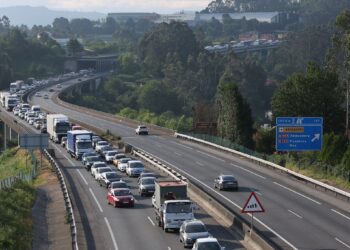 Colapsada la AP-9 por un accidente entre dos camiones