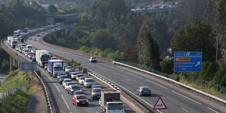 Colapsada la AP-9 por un accidente entre dos camiones