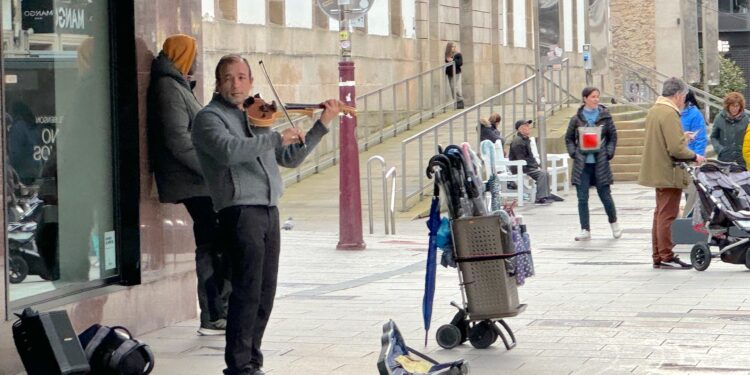 Un virtuoso violinista en la Rúa Príncipe