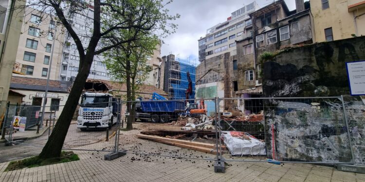 Obras en marcha y corte de tráfico en la zona de Hernán Cortés para ganar una nueva plaza pública