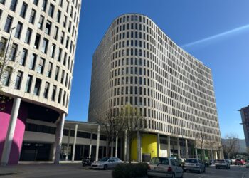 La Xunta subasta en Vigo 24 locales comerciales y 72 plazas de garaje: puja y hazte con uno