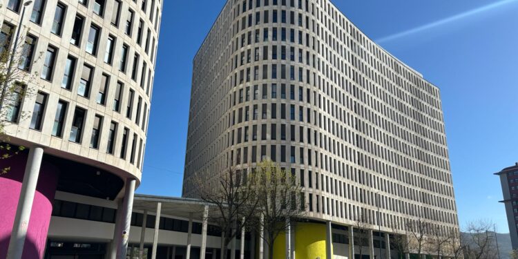 La Xunta subasta en Vigo 24 locales comerciales y 72 plazas de garaje: puja y hazte con uno