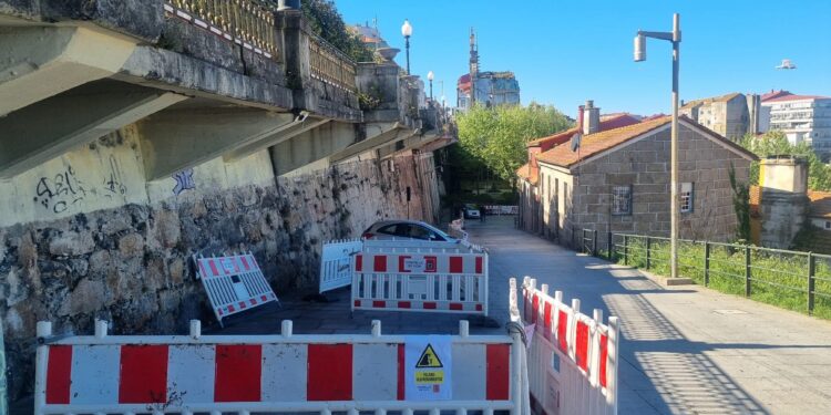 Crece el problema del aparcamiento en el Casco Vello: el Concello elimina plazas en Poboadores